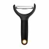 Fiskars Functional Form Peeler , Black -Potten & pannen Winkel fiskars functional form peeler black 0