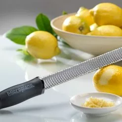 Microplane Premium Classic Zesteur, Koraalkleurig 9 Microplane Premium Classic Zesteur, Koraalkleurig -Potten & pannen Winkel microplane premium classic zesteur 31 2