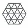 Zone Denmark Triangle Trivet Small, Cool Grey 2 Zone Denmark Triangle Trivet Small, Cool Grey -Potten & pannen Winkel zone denmark triangles trivet nordic sky 4
